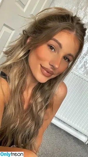 Ellie M / ellie.m / ellieskyyy95 nude photo #0006