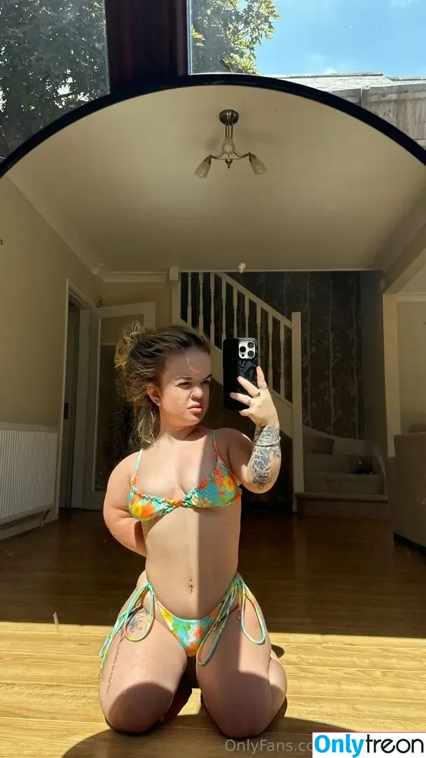 elliespokes nude photo #0050 (elliespokesss)