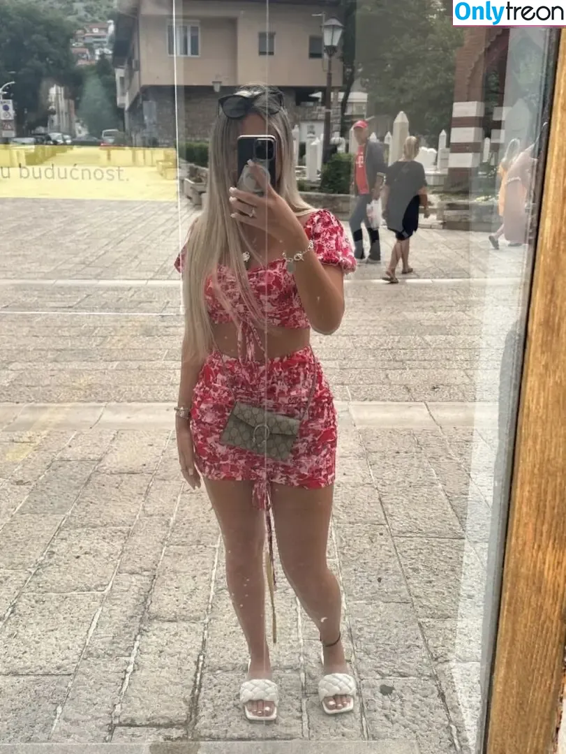 ema.mic nude photo #0003 (ema.mic)