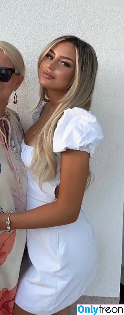 ema.mic nude photo #0007 (ema.mic)