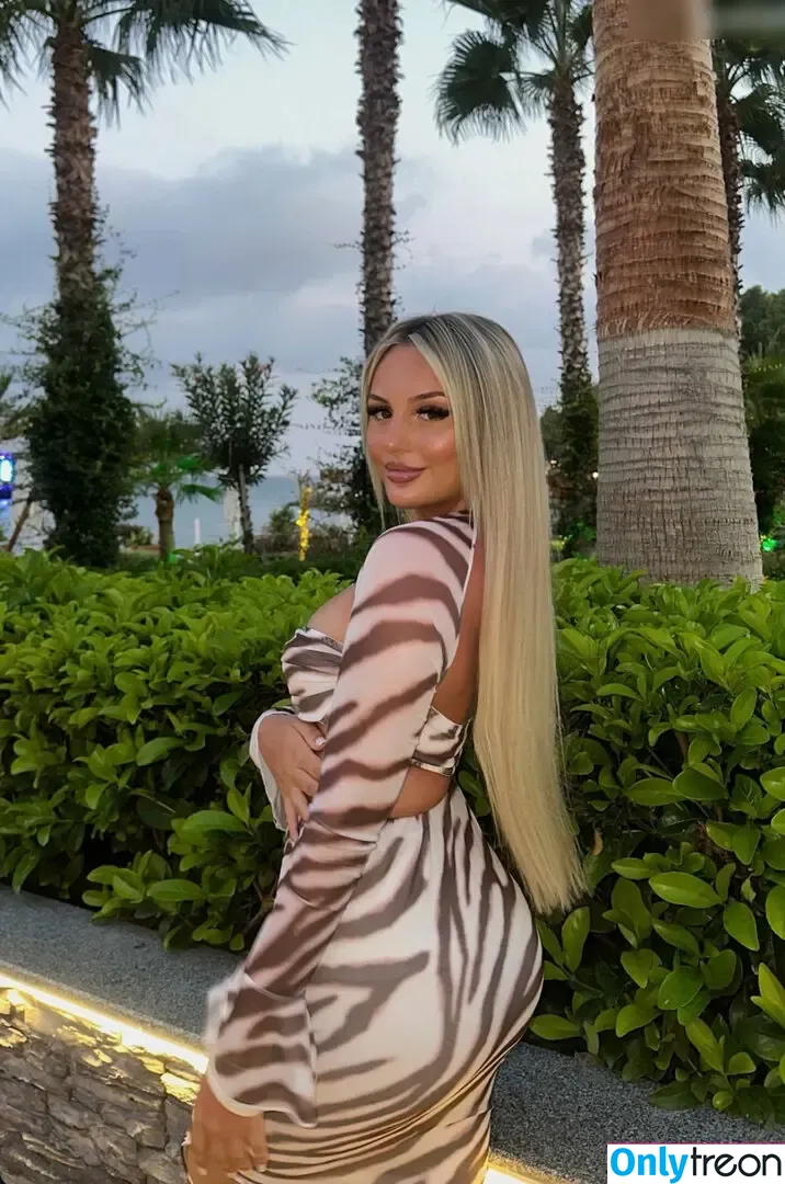 ema.mic nude photo #0012 (ema.mic)