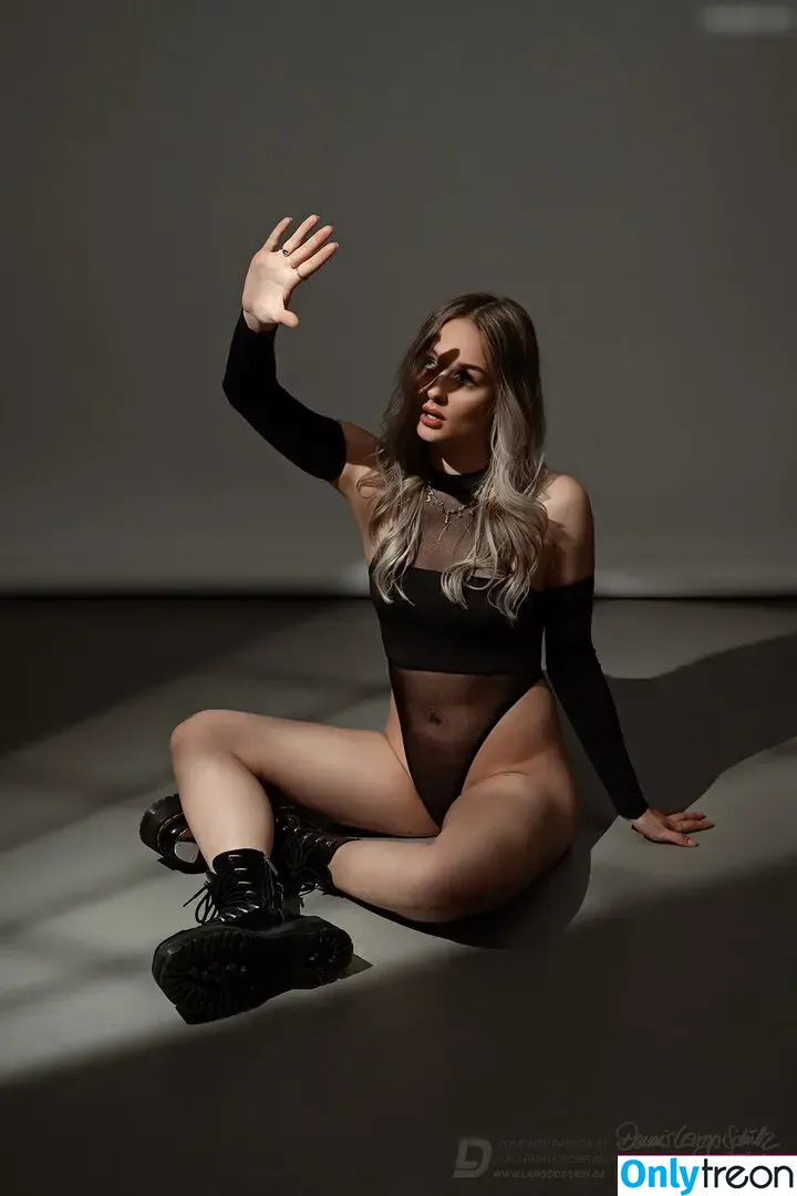 Emely.src nude photo #0027 (eloise.haper)