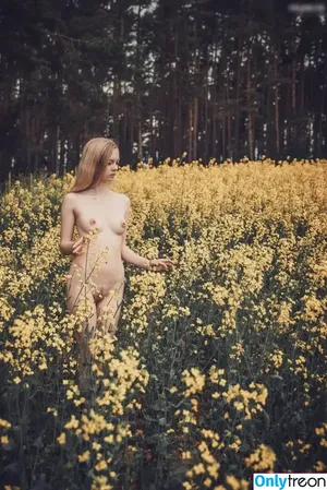 Emi Im Wunderland / Instagram / Model-Kartei / posts nude photo #0160