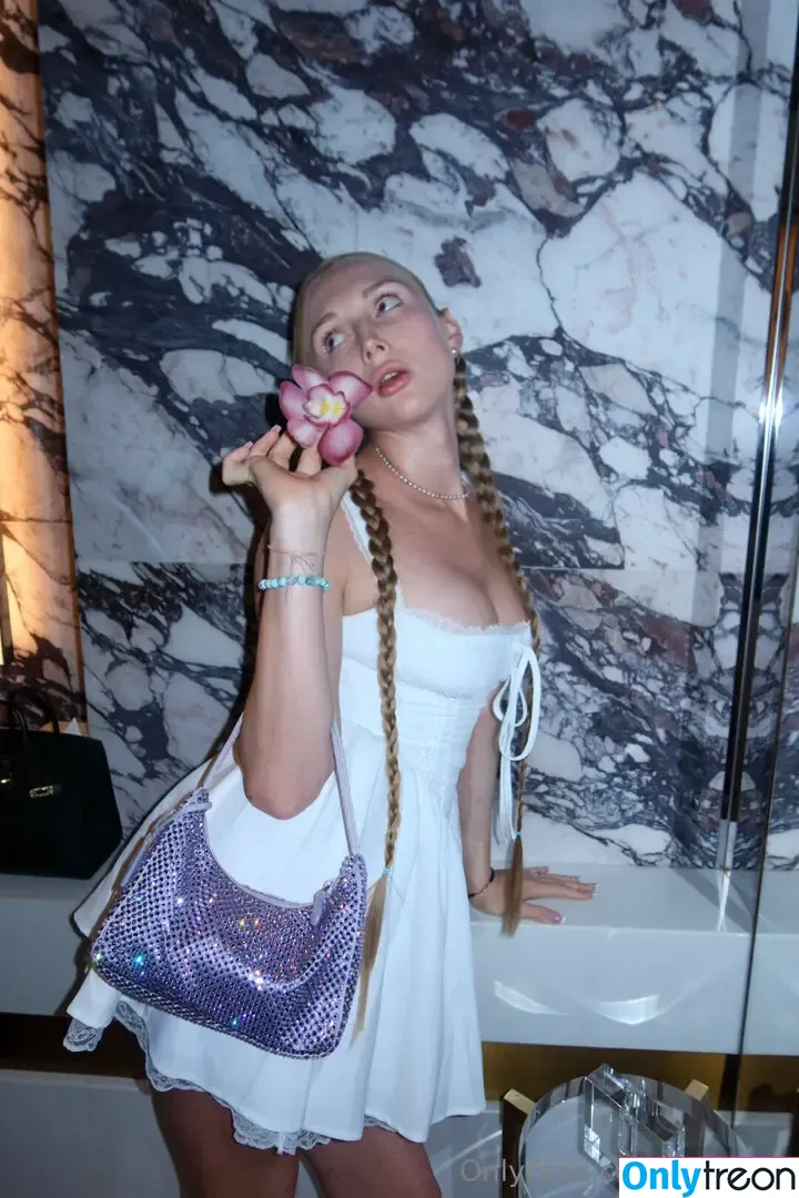 emilia.tt nude photo #0089 (emiliaa.tt)