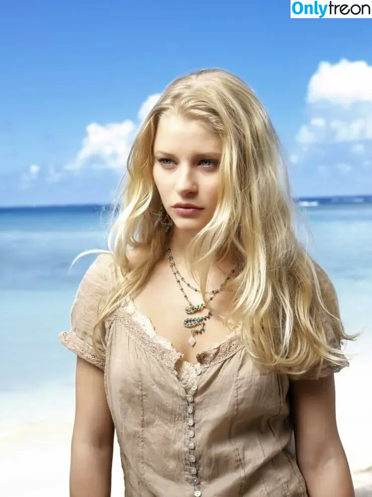 Emilie De Ravin голая photo #0001 (Claire from LOST / emiliede_ravin)