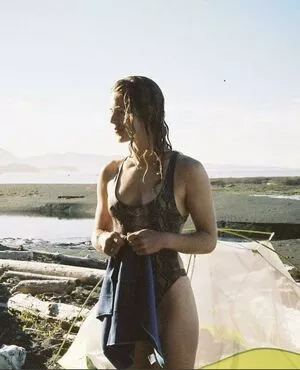 Emily Bett Rickards / emilybett nude photo #0007