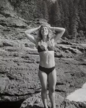 Emily Bett Rickards / emilybett nude photo #0019