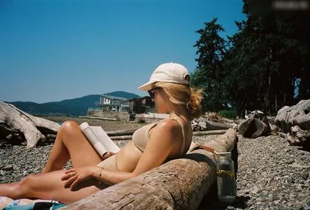 Emily Bett Rickards / emilybett nude photo #0027