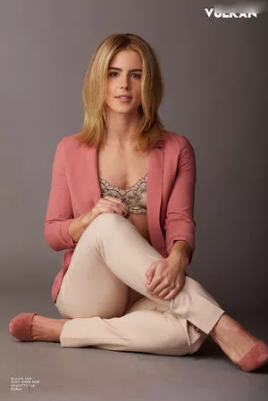 Emily Bett Rickards / emilybett nude photo #0055