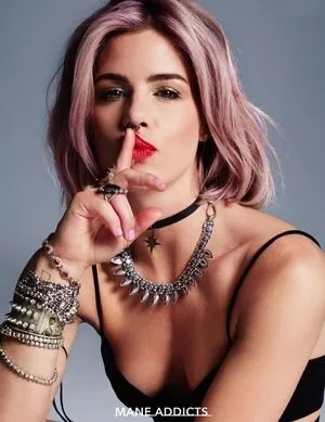 Emily Bett Rickards / emilybett фото голая #0082
