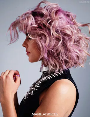 Emily Bett Rickards / emilybett фото голая #0084