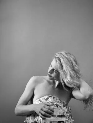 Emily Bett Rickards / emilybett фото голая #0116