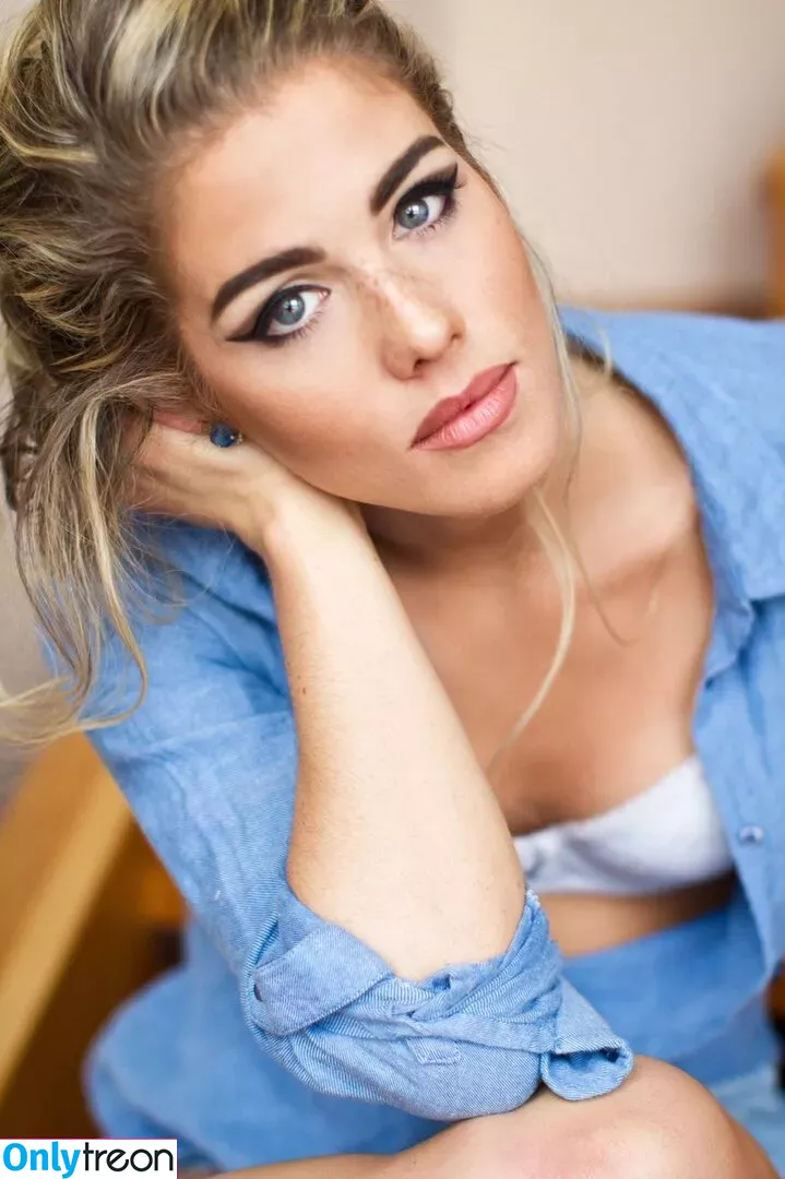 Emily Bett Rickards nude photo #0001 (emilybett)