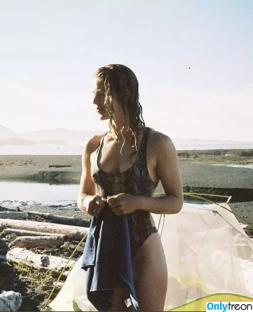 Emily Bett Rickards nude photo #0007 (emilybett)