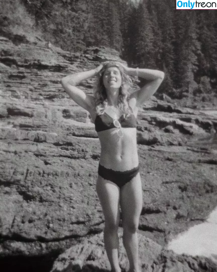 Emily Bett Rickards nude photo #0019 (emilybett)
