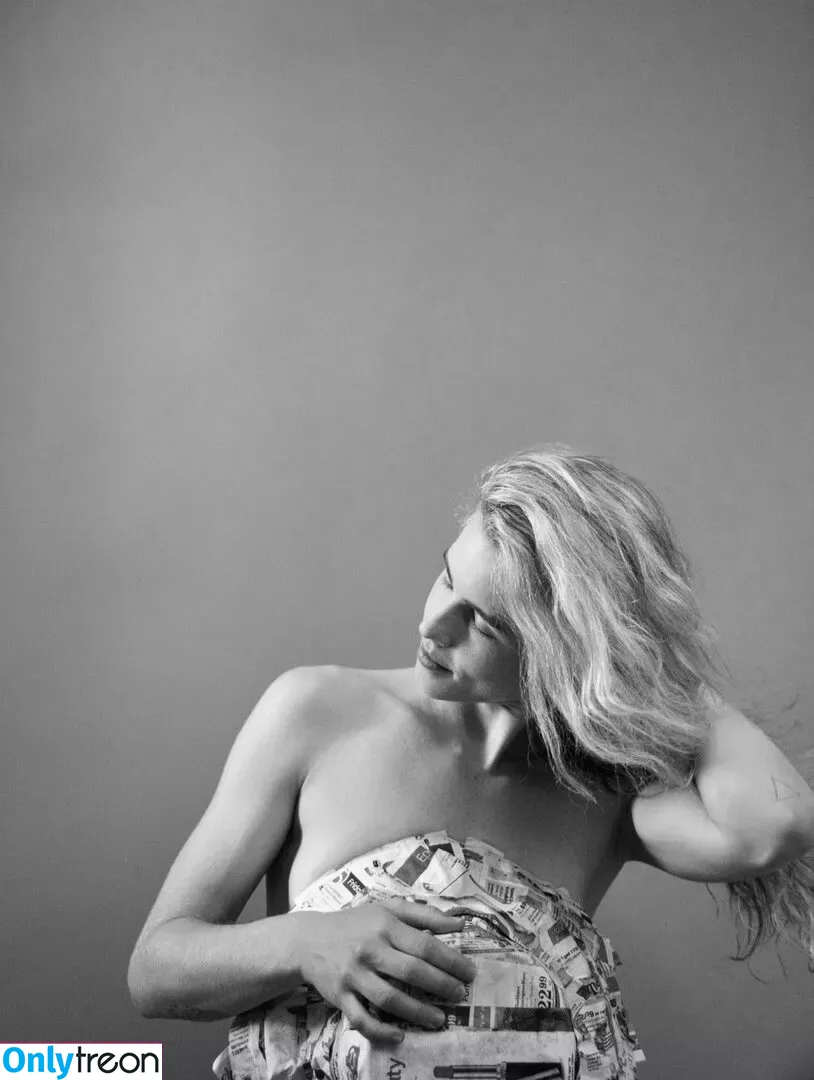 Emily Bett Rickards голая photo #0116 (emilybett)