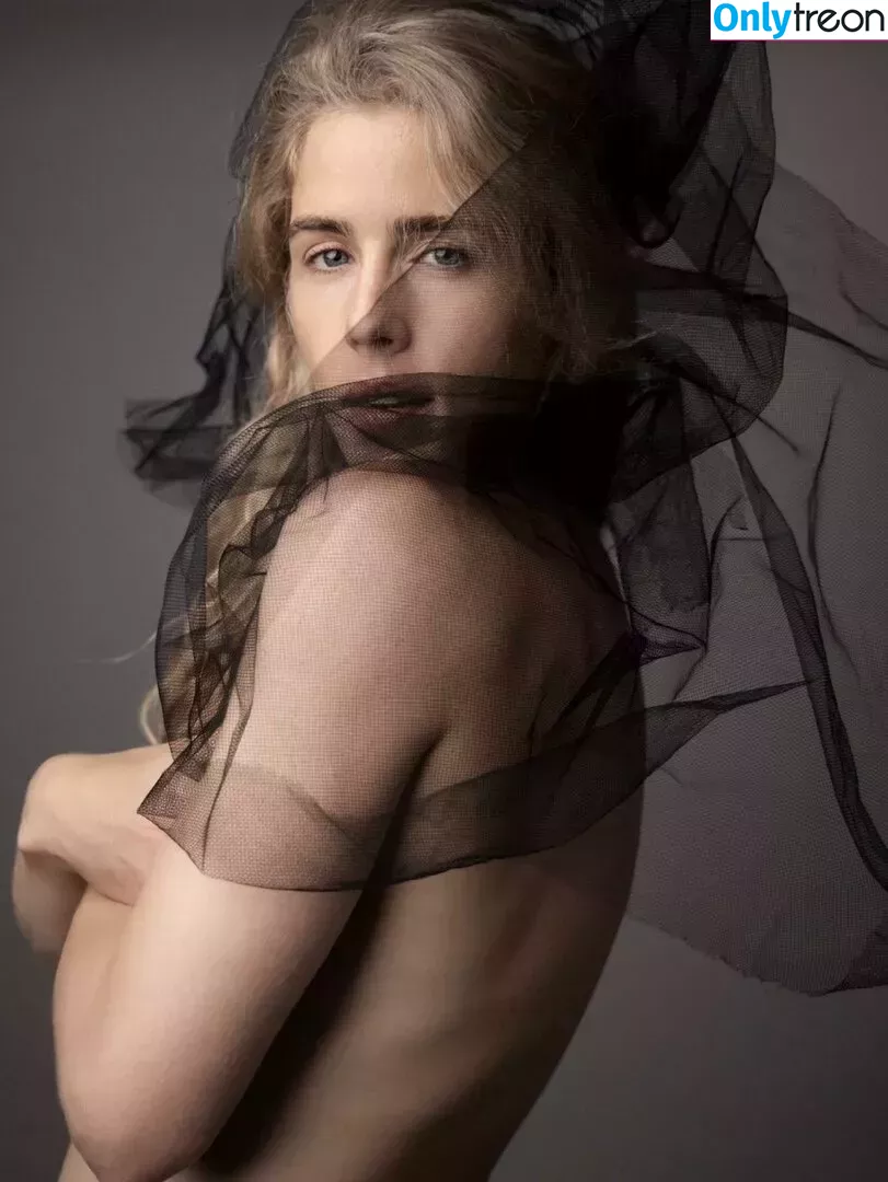 Emily Bett Rickards голая photo #0117 (emilybett)