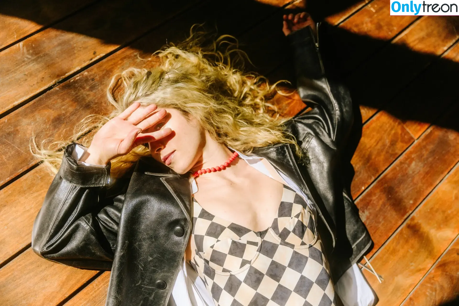 Emily Bett Rickards nude photo #0135 (emilybett)