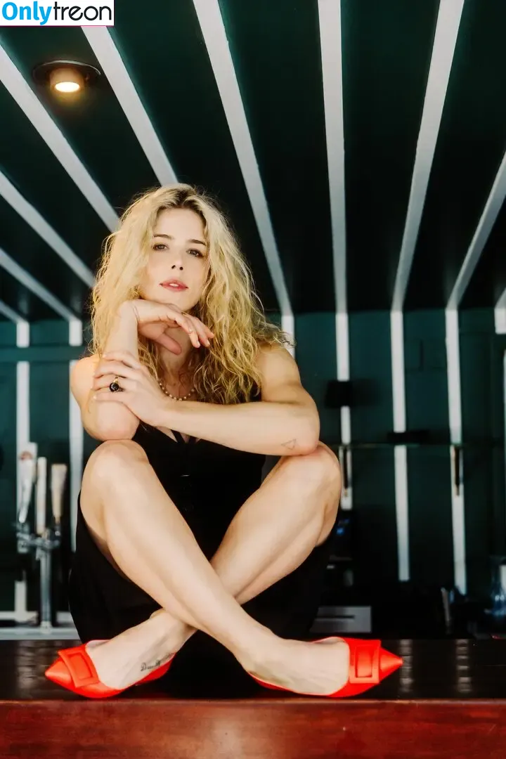 Emily Bett Rickards nude photo #0140 (emilybett)