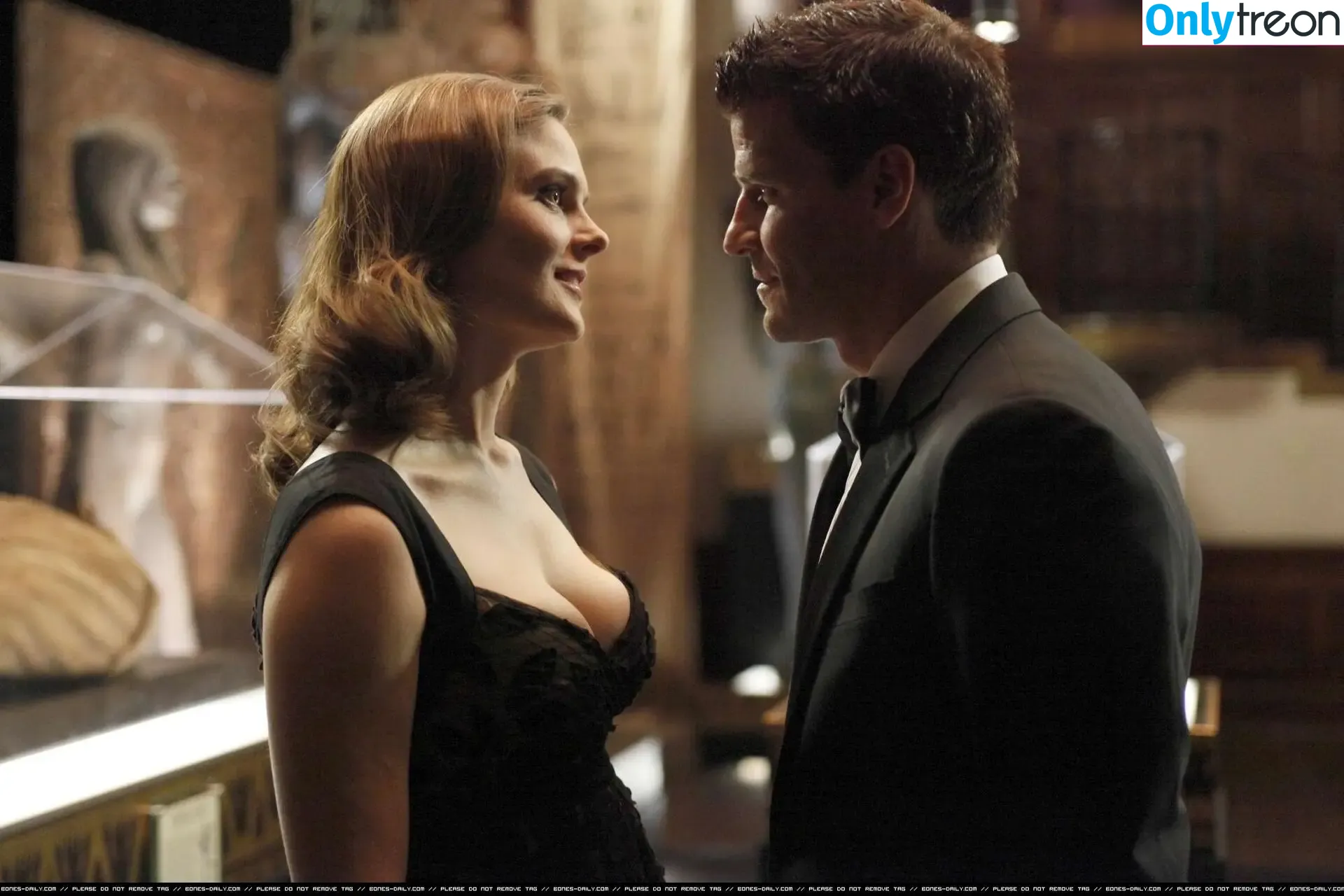 Emily Deschanel голая photo #0005 (emilydeschanel)