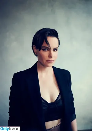 Emily Hampshire / emilyhampshire nude photo #0011