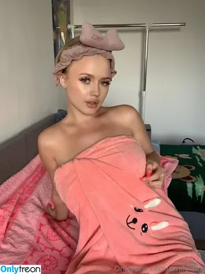 emily_hix / RadiantGoddessGlow / emilyy_hix nude photo #0008