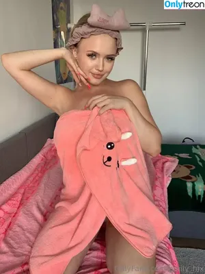 emily_hix / RadiantGoddessGlow / emilyy_hix nude photo #0019