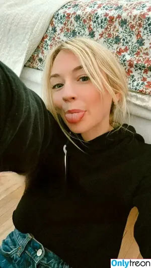 Emily Kinney / emmykinney nude photo #0218