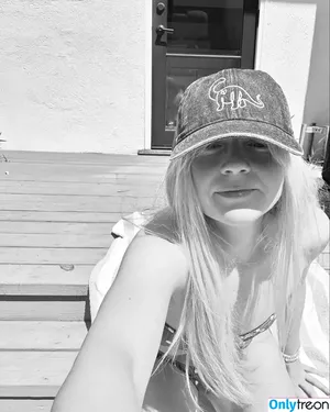 Emily Kinney / emmykinney nude photo #0254