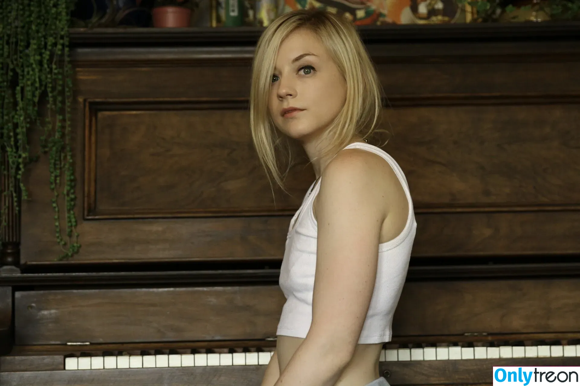 Emily Kinney голая photo #0025 (emmykinney)