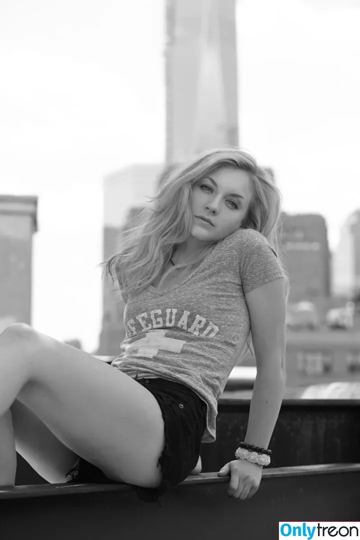 Emily Kinney голая photo #0031 (emmykinney)