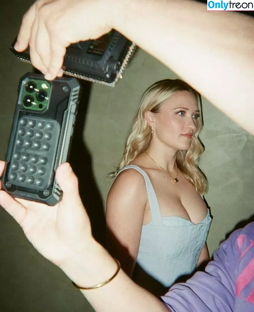 Emily Osment nude photo #0213 (emilyosment / laurenx687)