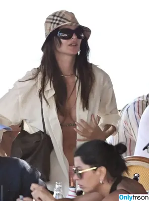 Emily Ratajkowski / emrata nude photo #9006