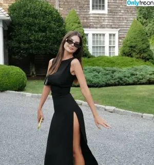 Emily Ratajkowski / emrata nude photo #9066
