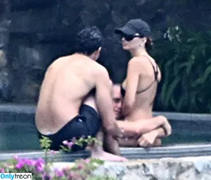 Emily Ratajkowski / emrata nude photo #9070