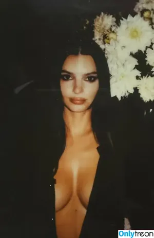 Emily Ratajkowski / emrata nude photo #9139