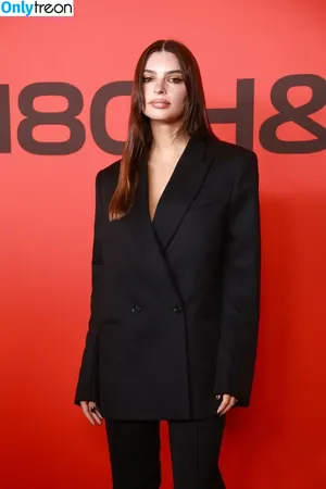 Emily Ratajkowski / emrata nude photo #9140