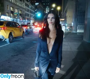Emily Ratajkowski / emrata nude photo #9160