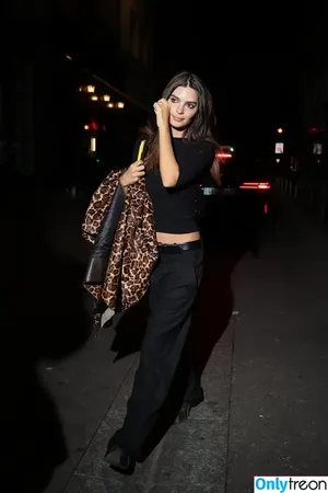 Emily Ratajkowski / emrata nude photo #9216