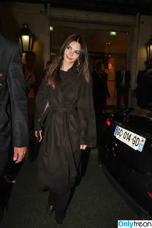 Emily Ratajkowski / emrata nude photo #9234