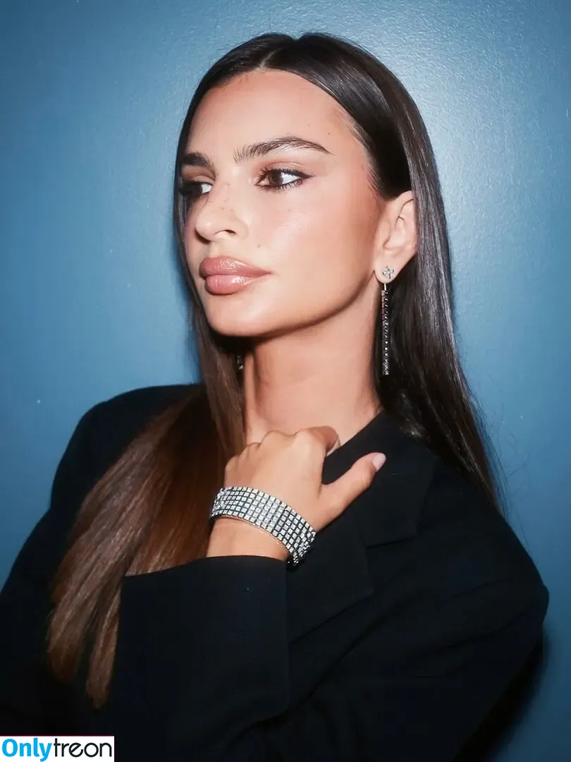 Emily Ratajkowski nude photo #9132 (emrata)