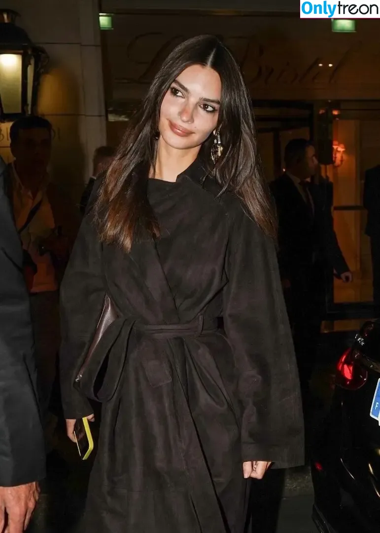 Emily Ratajkowski nude photo #9232 (emrata)