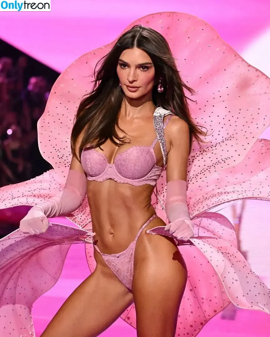 Emily Ratajkowski nude photo #9257 (emrata)