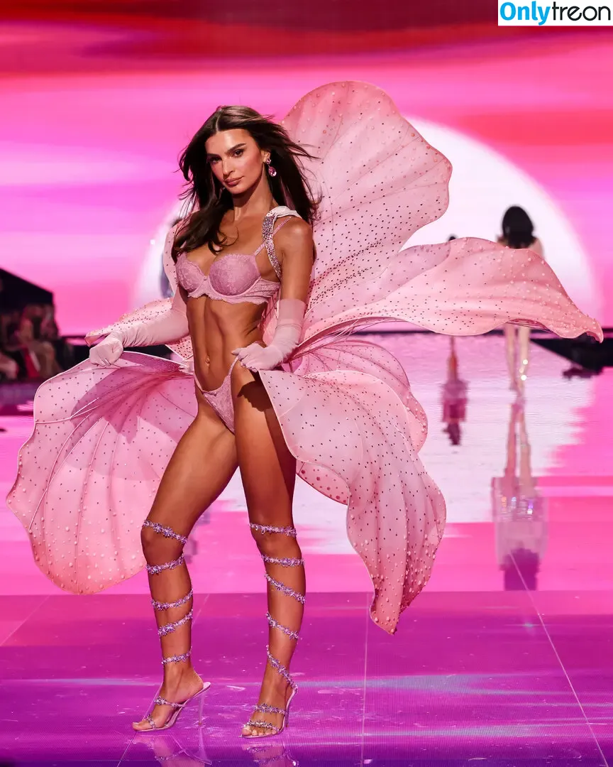 Emily Ratajkowski nude photo #9297 (emrata)