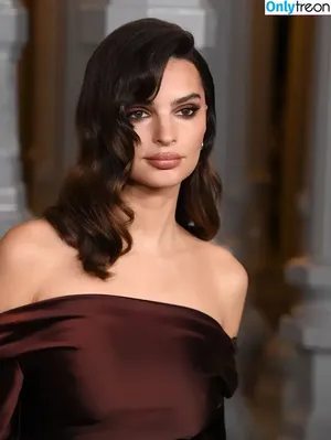 Emily Ratajkowski / emrata фото голая #7685