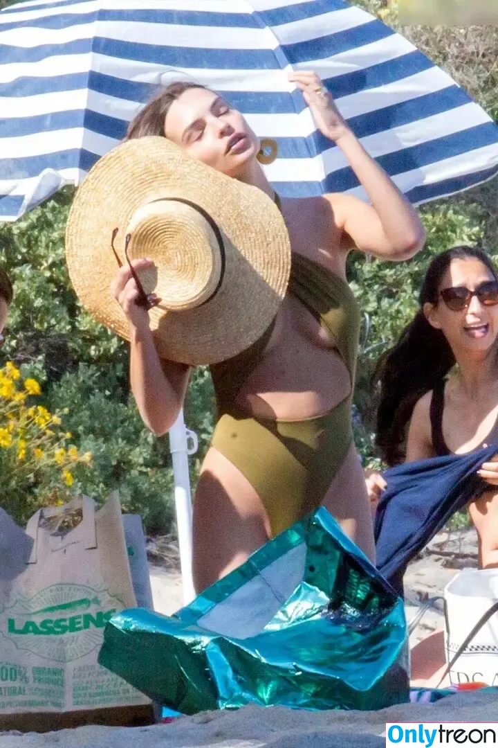 Emily Ratajkowski nude photo #7638 (emrata)