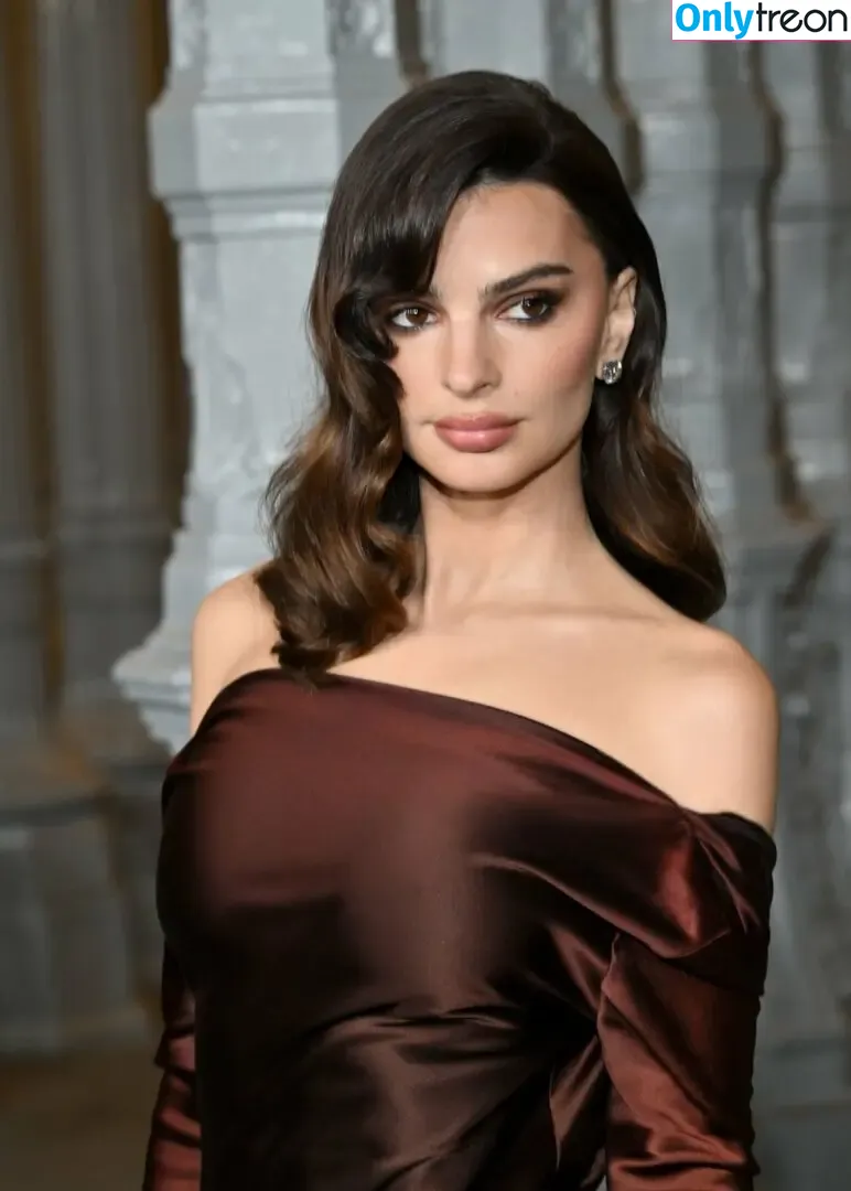 Emily Ratajkowski nude photo #7653 (emrata)