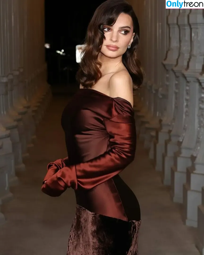 Emily Ratajkowski nude photo #7662 (emrata)