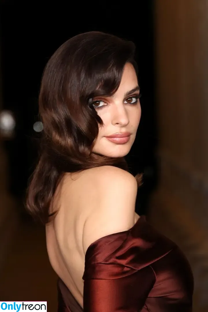 Emily Ratajkowski nude photo #7672 (emrata)