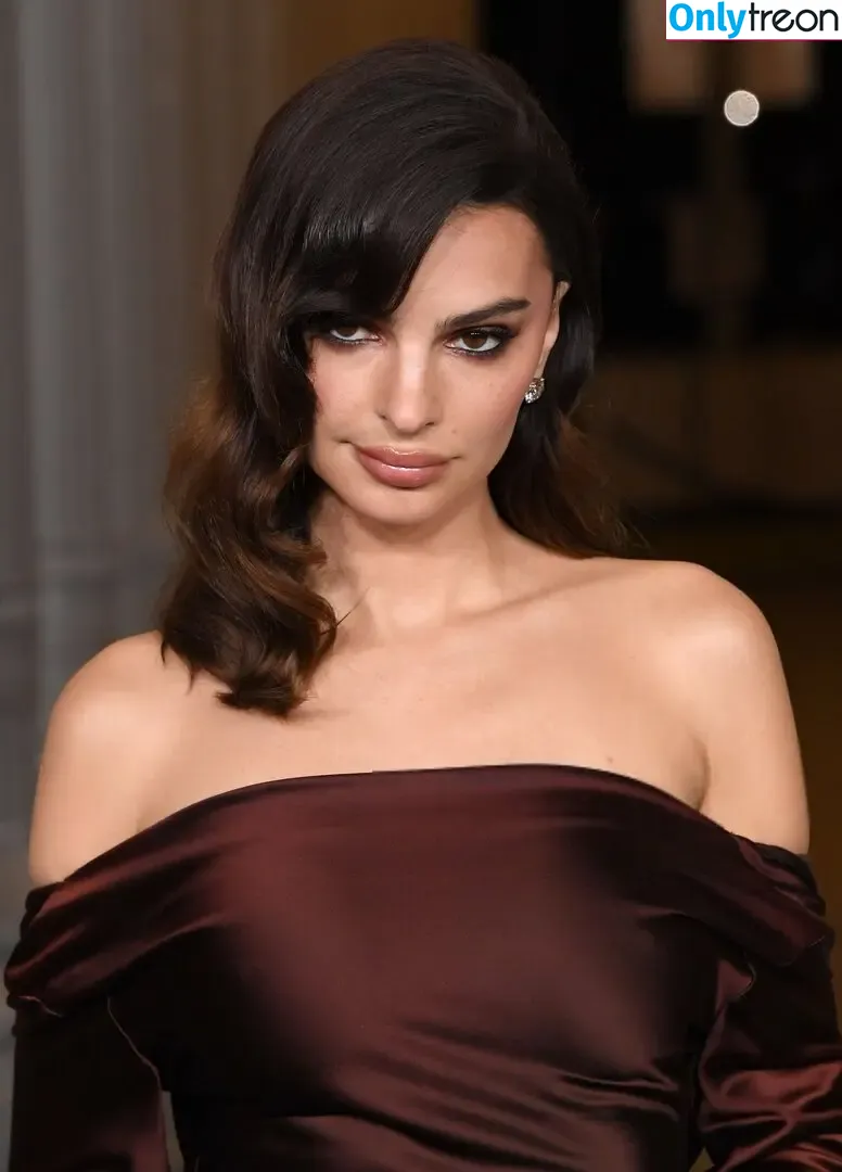 Emily Ratajkowski nude photo #7681 (emrata)